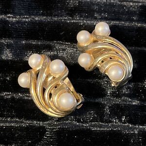 Vintage 1950’s Crown Trifari Goldtone Faux Pearl Flower Wings Clip On Earrings